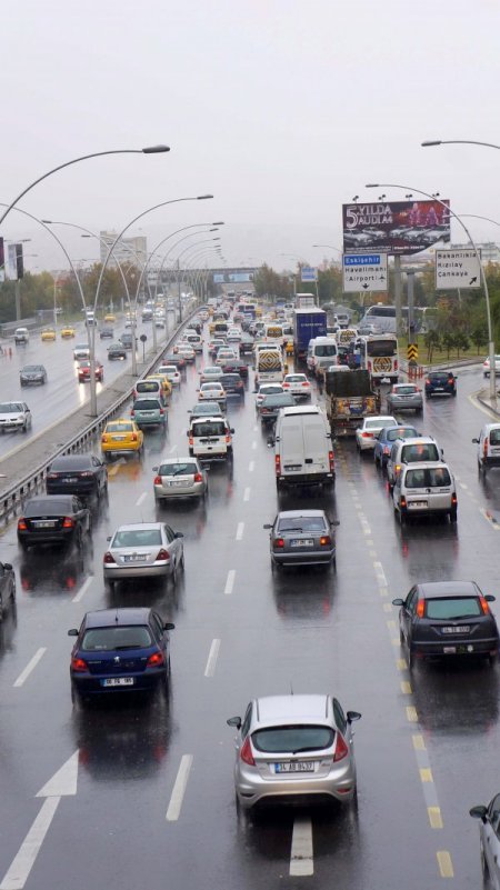 Etkili olan yağış, trafikte yoğunluğa neden oldu