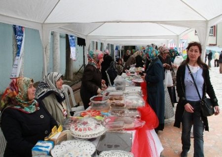 Etkin kadınlardan üniversiteli kız öğrenciler için kermes