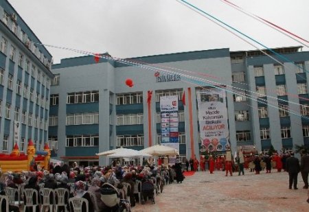 Etkin kadınlardan üniversiteli kız öğrenciler için kermes