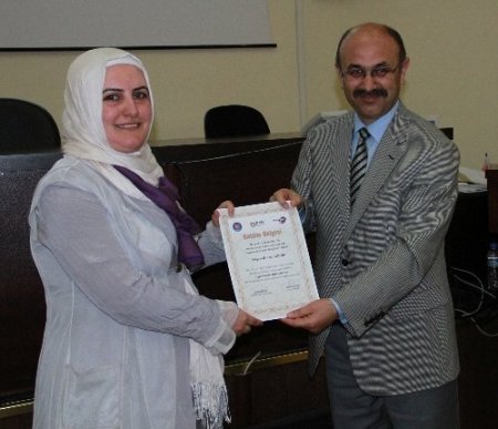 ETKİNDER’in girişimcilik kursunu tamamlayan bayanlara sertifika