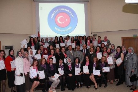 ETKİNDER’in girişimcilik kursunu tamamlayan bayanlara sertifika