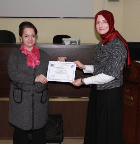ETKİNDER’in girişimcilik kursunu tamamlayan bayanlara sertifika