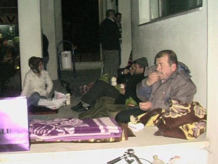 Ev Alabilmek İçin Banka Önünde Sabahladılar