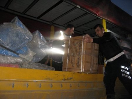 Ev eşyaları taşıyan kamyondan kaçak sigara çıktı