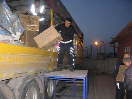 Ev eşyaları taşıyan kamyondan kaçak sigara çıktı