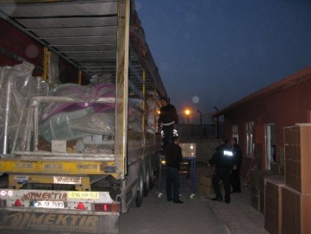 Ev eşyaları taşıyan kamyondan kaçak sigara çıktı