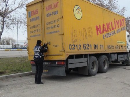 Ev eşyalarıyla birlikte esrar nakliyatı