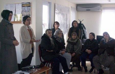 Ev ev dolaşıp vatandaşı depreme hazırlıyorlar