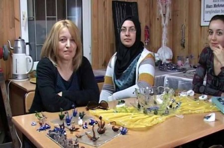 Ev hanımları, atık camlardan hediyelik eşya üretiyor