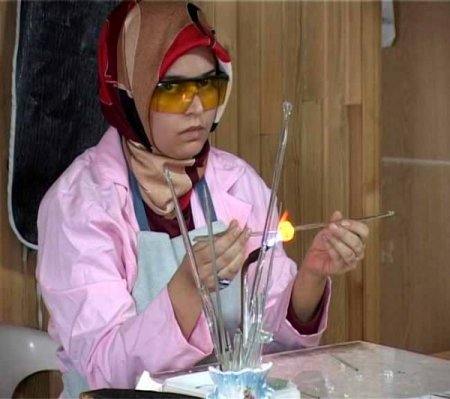 Ev hanımları, atık camlardan hediyelik eşya üretiyor