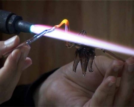 Ev hanımları, atık camlardan hediyelik eşya üretiyor