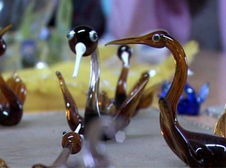 Ev hanımları, atık camlardan hediyelik eşya üretiyor