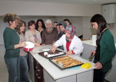 Ev hanımlarına 16 farklı branşta meslek öğrenme imkanı