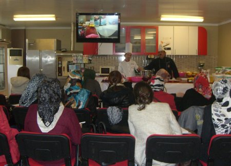 Ev hanımlarına pasta yapmanın püf noktaları anlatıldı