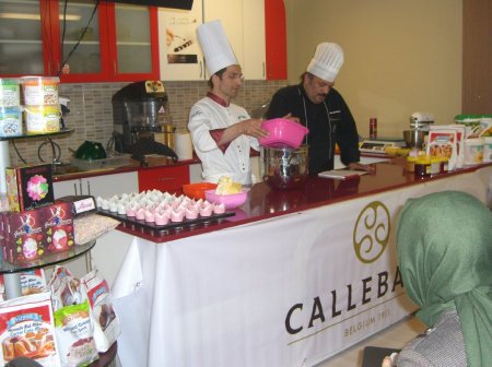 Ev hanımlarına pasta yapmanın püf noktaları anlatıldı