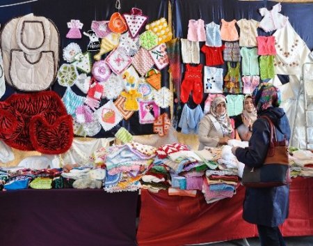 Ev hanımlarından öğrenciler yararına kermes