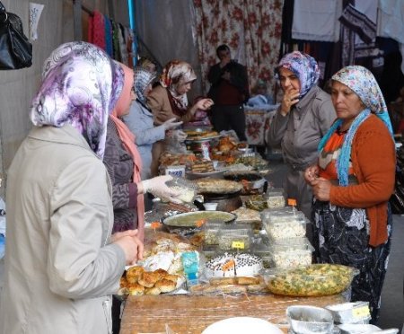 Ev hanımlarından öğrenciler yararına kermes