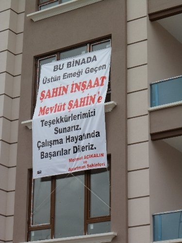 Ev sahibi müteahhite, dev afişle teşekkür etti