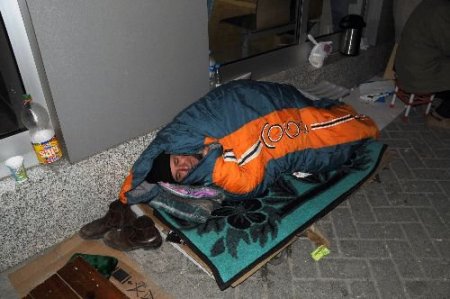 Ev Sahibi Olmak İçin Günler Öncesinden Banka Önünde Kuyruğa Girdiler