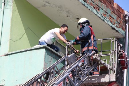 Ev sahibine kızdı, oturduğu evi yaktı