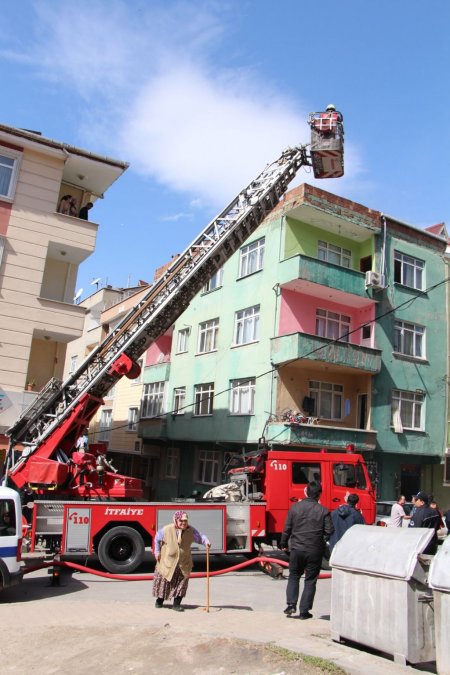 Ev sahibine kızdı, oturduğu evi yaktı