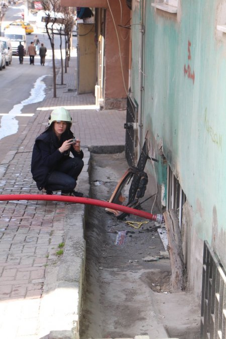Ev sahibine kızdı, oturduğu evi yaktı