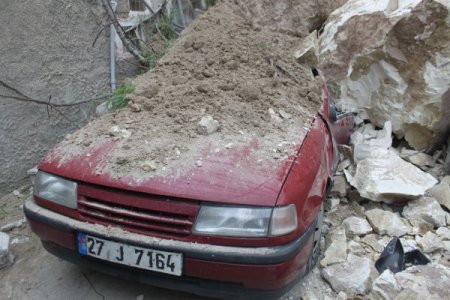 Ev ve arabalarının üzerine dev kayalar düştü