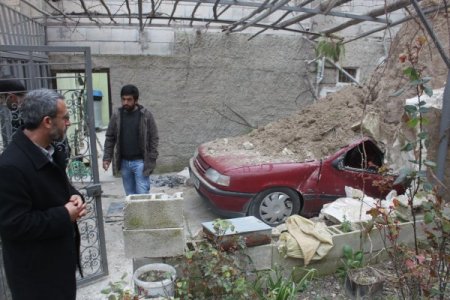 Ev ve arabalarının üzerine dev kayalar düştü