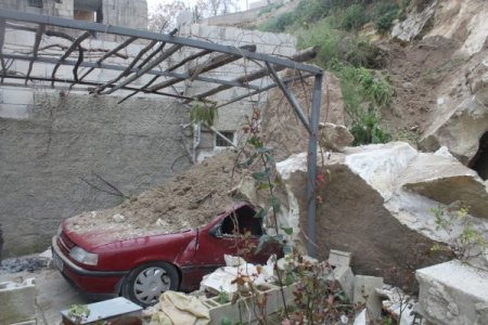 Ev ve arabalarının üzerine dev kayalar düştü