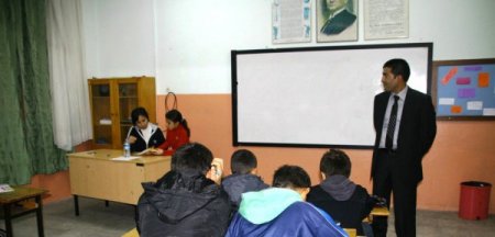 Evde ders çalışma ortamı bulamayan çocuklar okulda etüt yapıyor