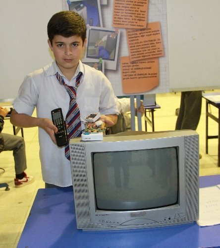 Evde kaybolan kumandayı bulma sorununa ilköğretim öğrencisi çözüm üretti