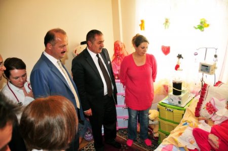 Evde sağlık hizmeti alan minik Songül'e bakan yardımcısından sürpriz doğum günü