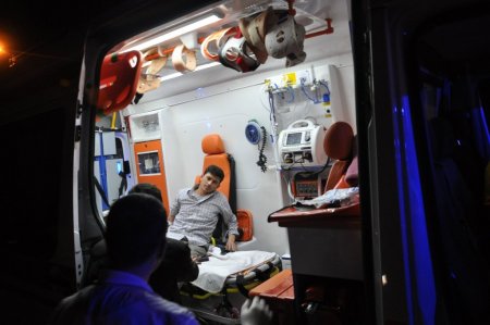 Evdeki yangını söndürmek isteyen 4 kişi dumandan etkilendi