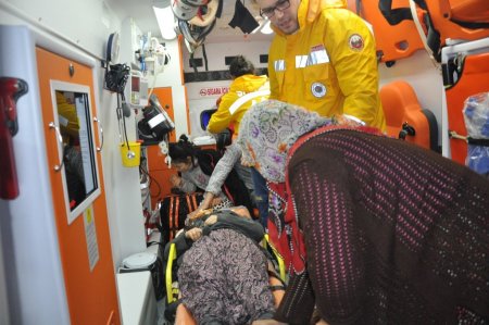 Evdeki yangını söndürmek isteyen 4 kişi dumandan etkilendi