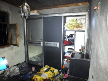 Evdeki yangını söndürmek isteyen 4 kişi dumandan etkilendi