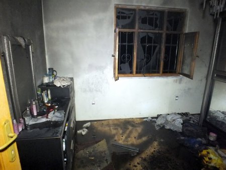 Evdeki yangını söndürmek isteyen 4 kişi dumandan etkilendi