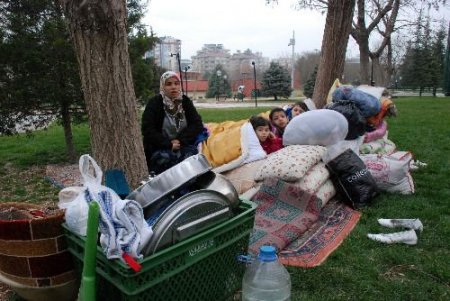 Evden Atılan Genç Kadın Üç Çocuğu İle Geceyi Parkta Geçirdi
