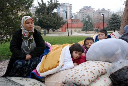 Evden Atılan Genç Kadın Üç Çocuğu İle Geceyi Parkta Geçirdi