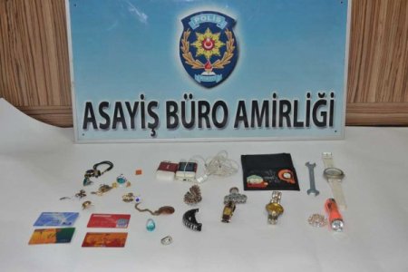 Evden çalınan değerli takılar sahibine teslim edildi