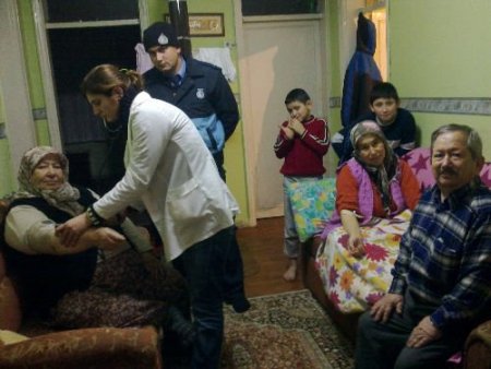 Evden Çıkamayan Hastalar Evlerinde Tedavi Ediliyor