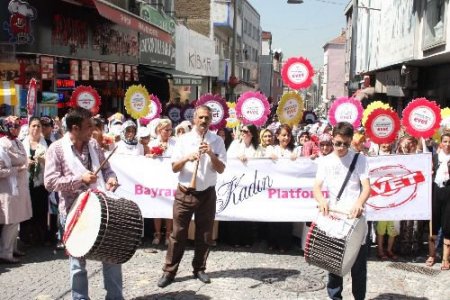 'evet' Diyen Kadınlardan Davullu Zurnalı Yürüyüş