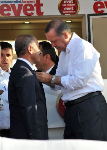 'evet' Diyerek İstifa Eden Başkanlar, Başbakan'ın Mitinginde Ak Parti'ye Geçti