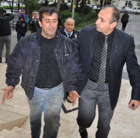 Evi selde yok olan ailenin üyeleri, kaymakamlık önünde kendini yakmak istedi