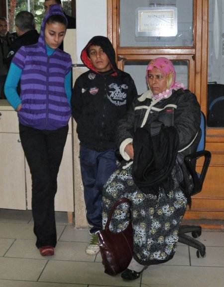 Evi selde yok olan ailenin üyeleri, kaymakamlık önünde kendini yakmak istedi