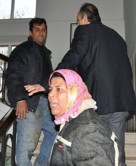 Evi selde yok olan ailenin üyeleri, kaymakamlık önünde kendini yakmak istedi