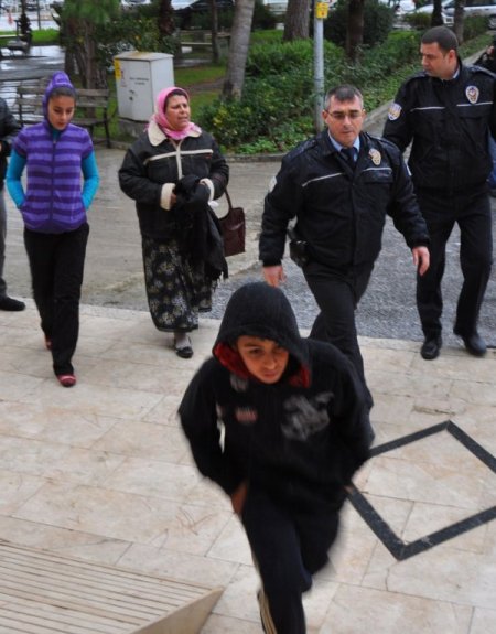 Evi selde yok olan ailenin üyeleri, kaymakamlık önünde kendini yakmak istedi