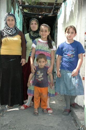Evi Yanan Aile Komşunun Garajında Kalıyor