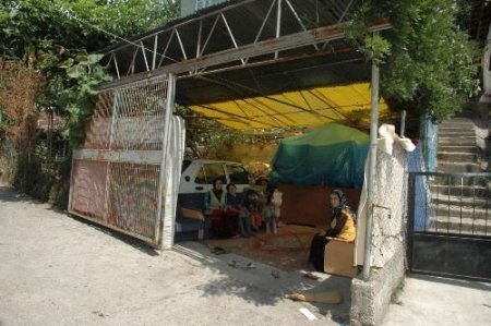 Evi Yanan Aile Komşunun Garajında Kalıyor