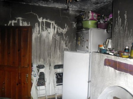 Evi Yanan Aile Sokakta Kaldı