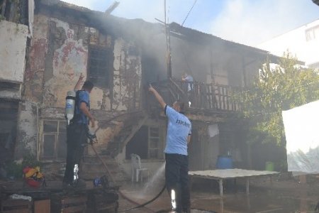 Evi yanan aileye Kaymakam yardım elini uzattı